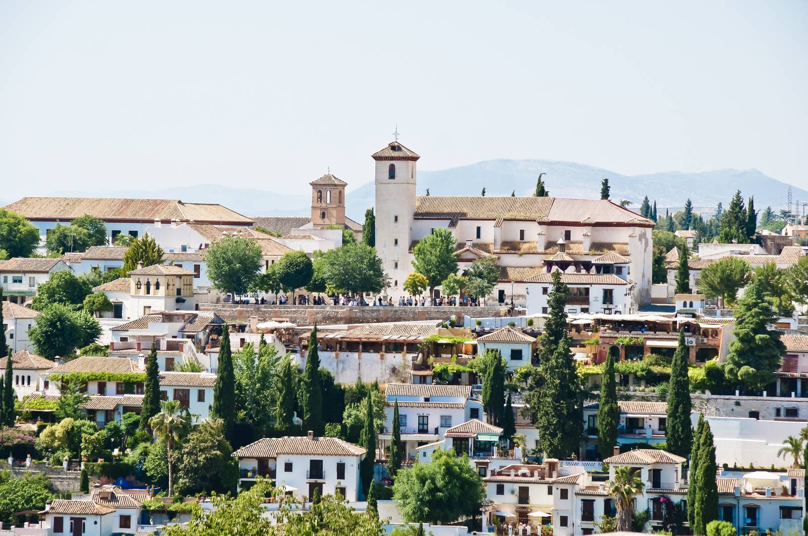 barrio del Albaicín en Granada con sus casas blancas y el mirador de San Nicolás