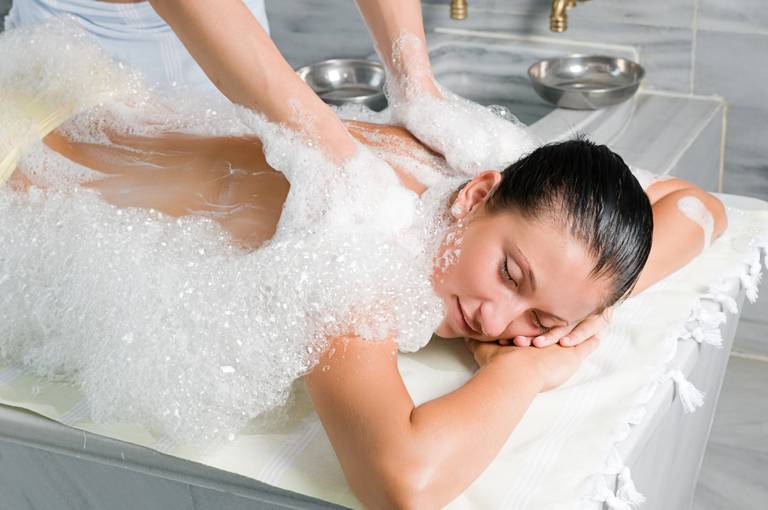 Ontspannen vrouw krijgt hamam behandeling