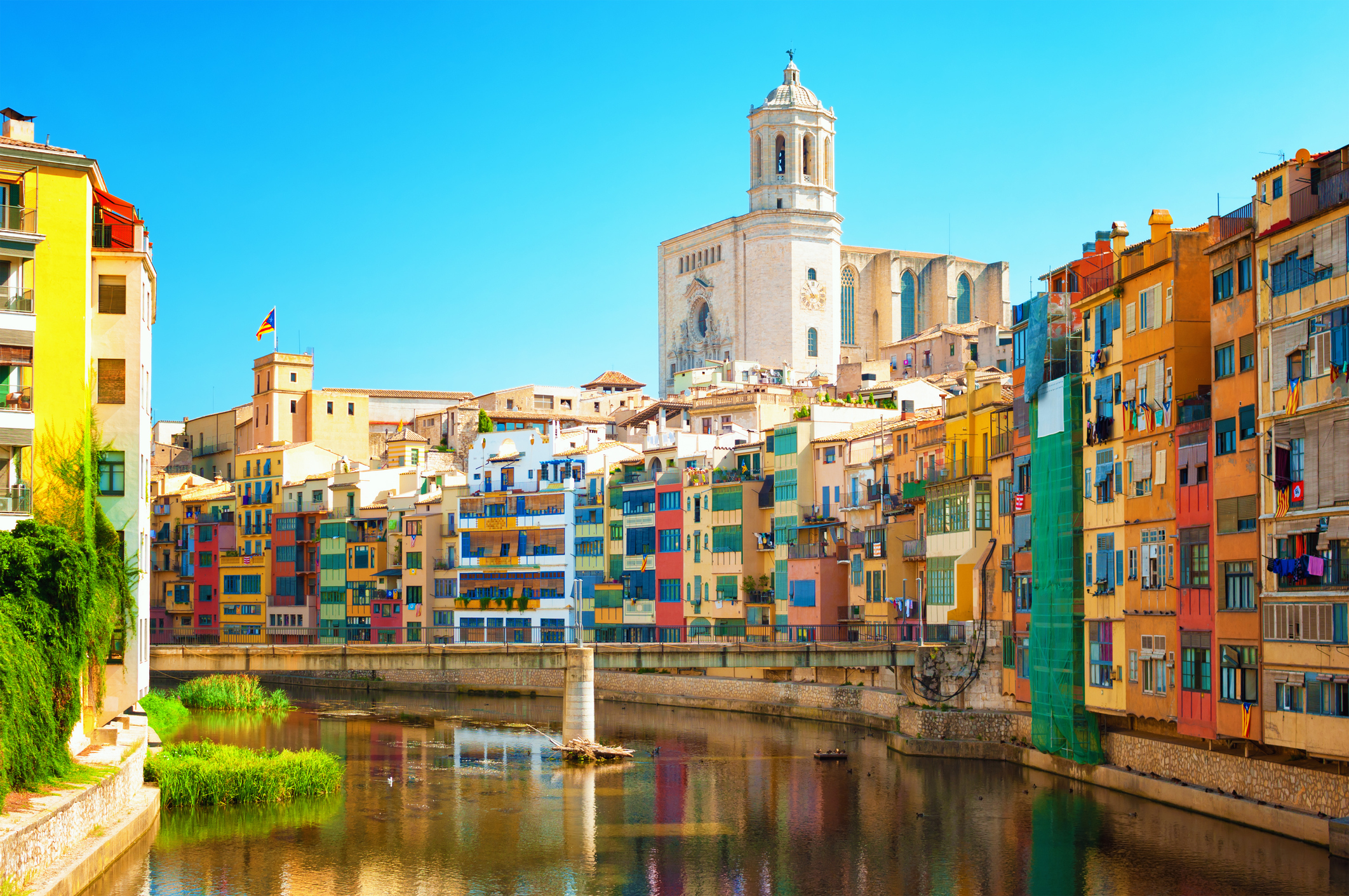 casas de colores en Girona con el río Onyar