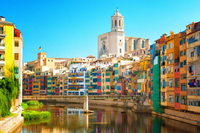 casas de colores en Girona con el río Onyar