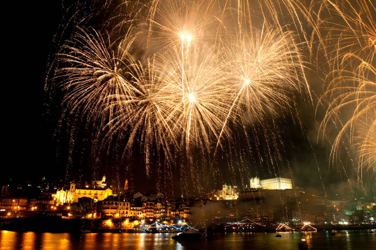 Vuurwerkshow boven de rivier Douro in Porto