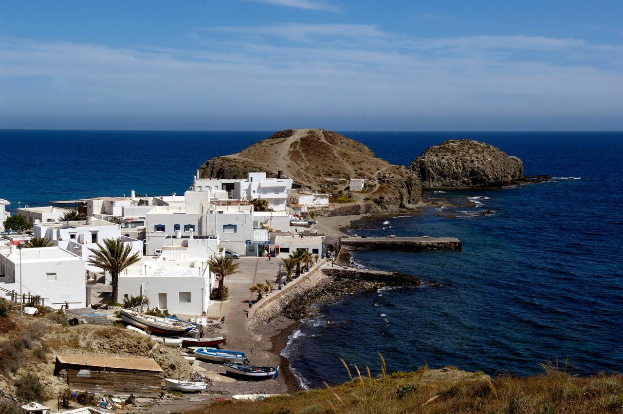Playa y casas blancas en Almería