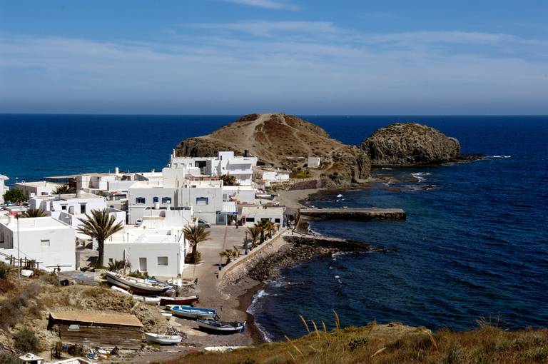 Playa y casas blancas en Almería