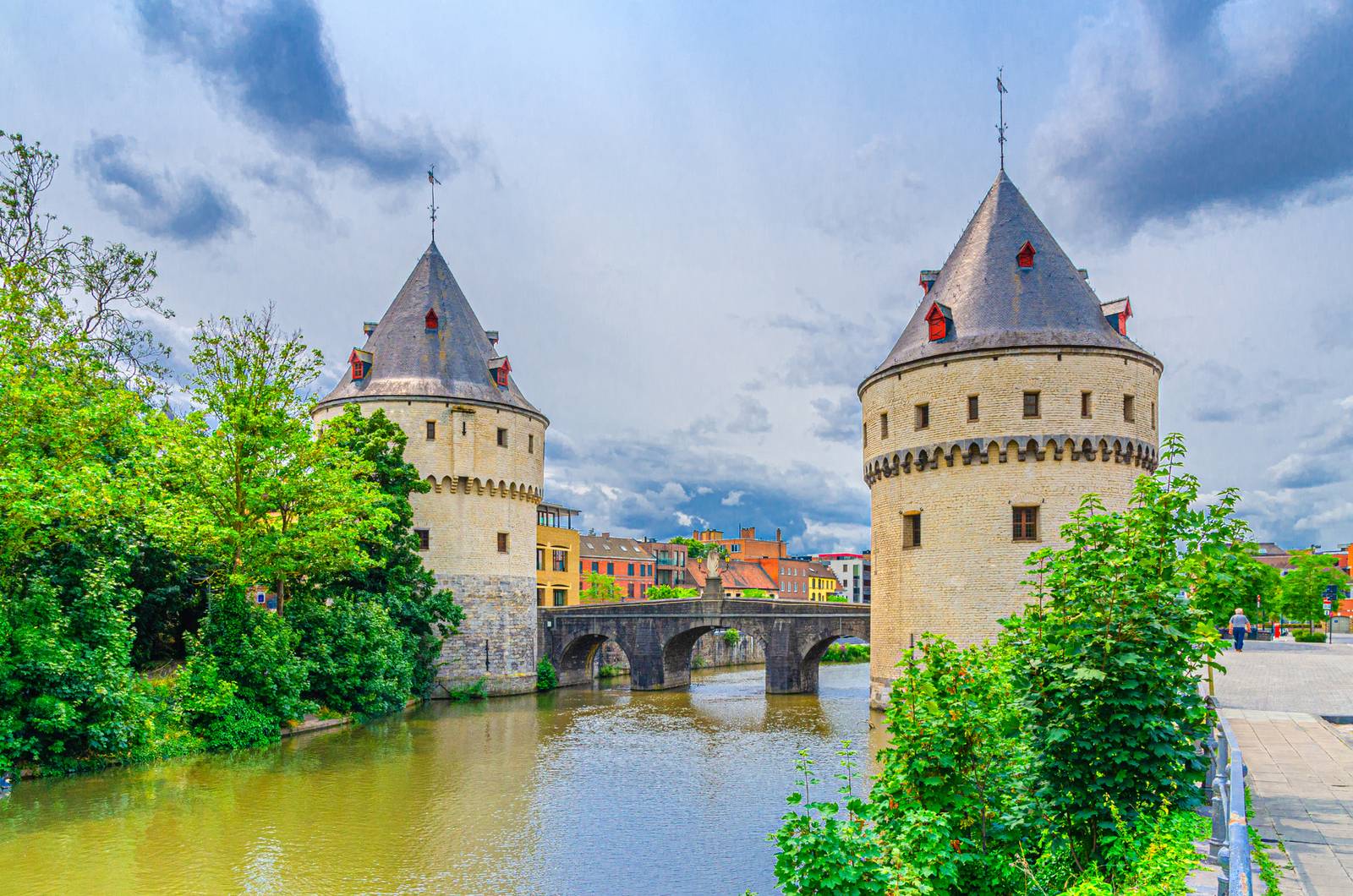 Rivier de Leie met de iconische torens van Kortrijk