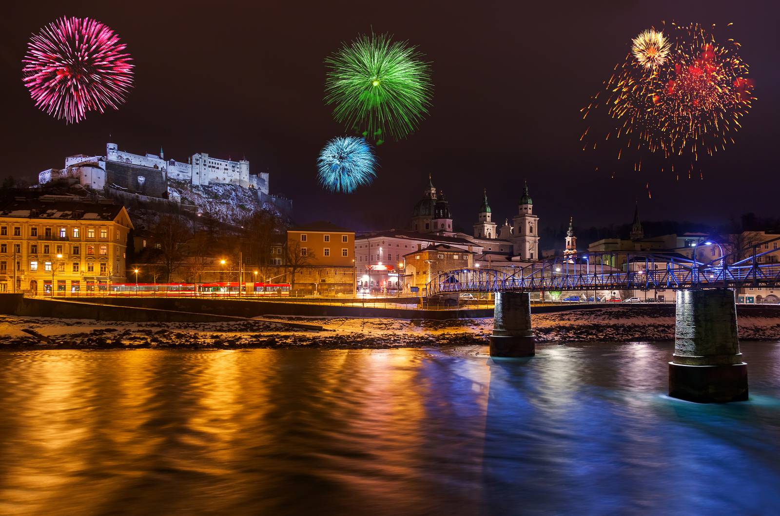 Vuurwerk aan de oevers van de stad Salzburg
