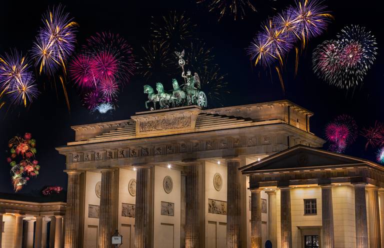 Fuegos artificiales en Berlín en la Puerta de Brandenburgo