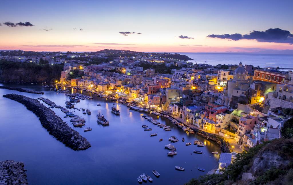 Vista sulle case di procida al tramonto