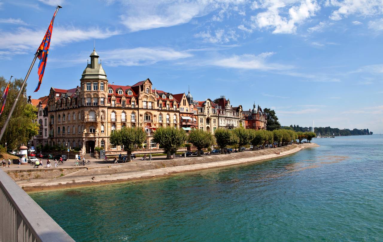 Promenade mit alten Gebäuden in Konstanz