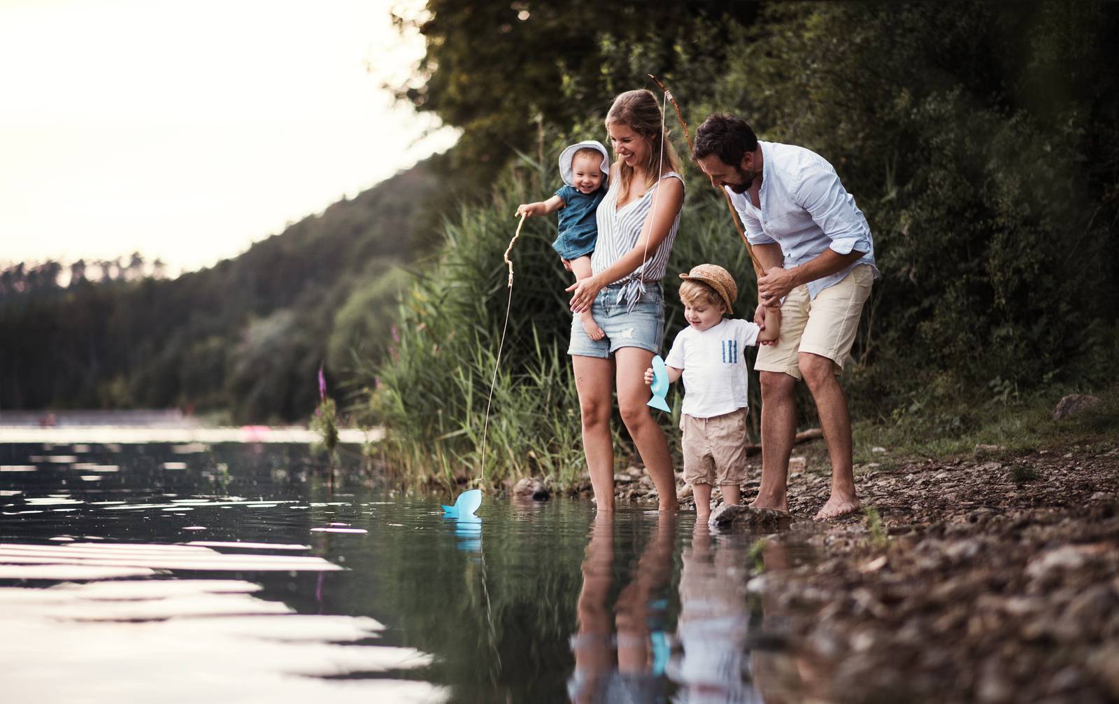 Famille au bord de l'eau