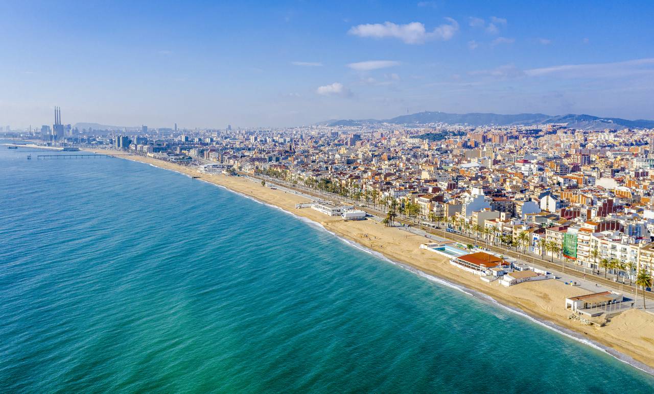 Vista aerea de la playa de Badalona con las tres chimeneas de fondo