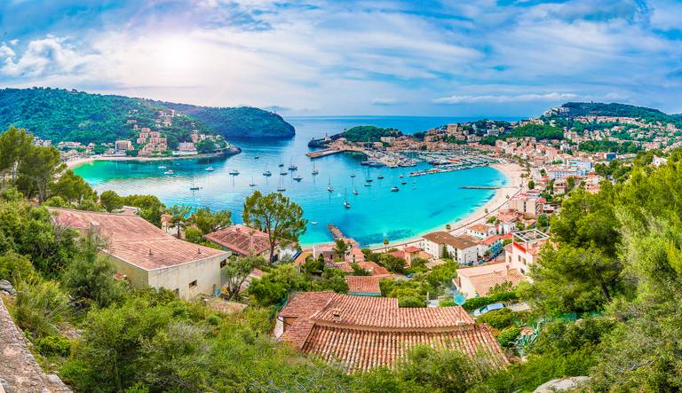 Vista aerea de la playa de Port de Sóller en Mallorca