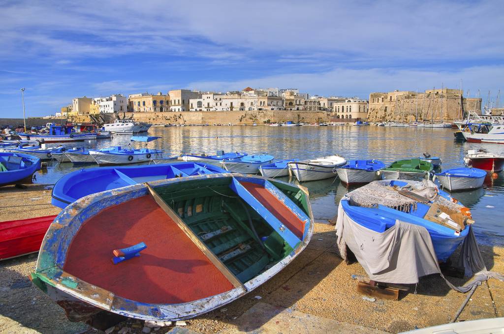 spiaggia di gallipoli Puglia con barche in secca