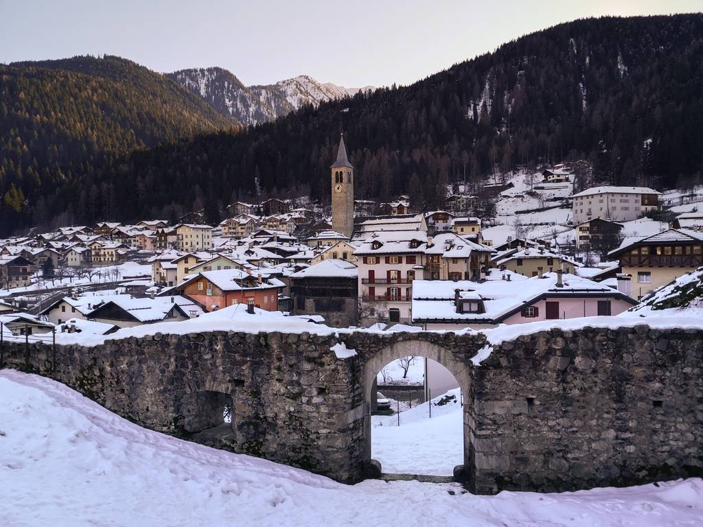 Borgo di Ossana in Val di sole in inverno