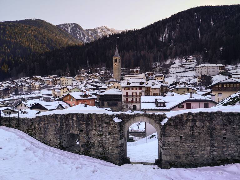 Borgo di Ossana in Val di sole in inverno