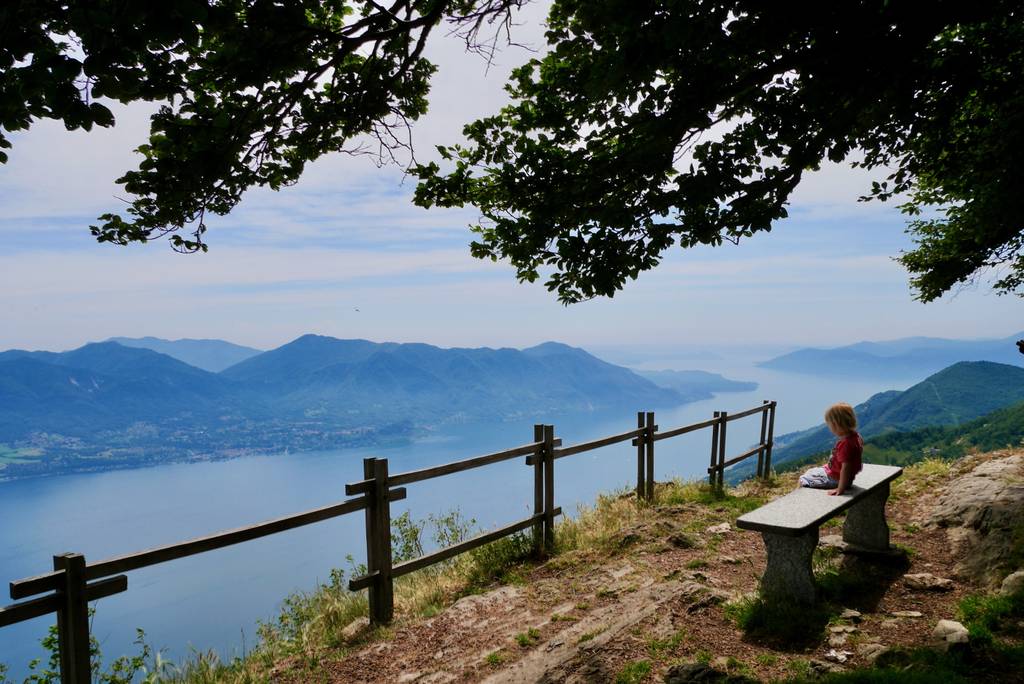 Bimbo affacciato su un belvedere del Lago Maggiore