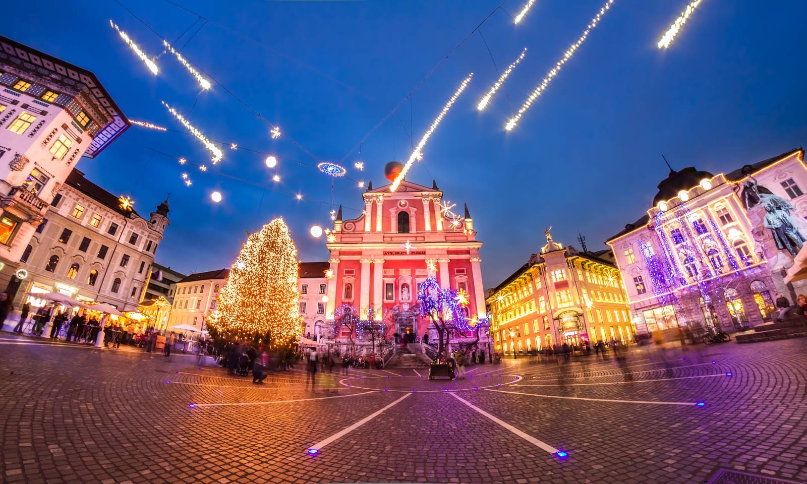 Kerstmis en Nieuwjaar in Ljubljana op het plein in het historische centrum