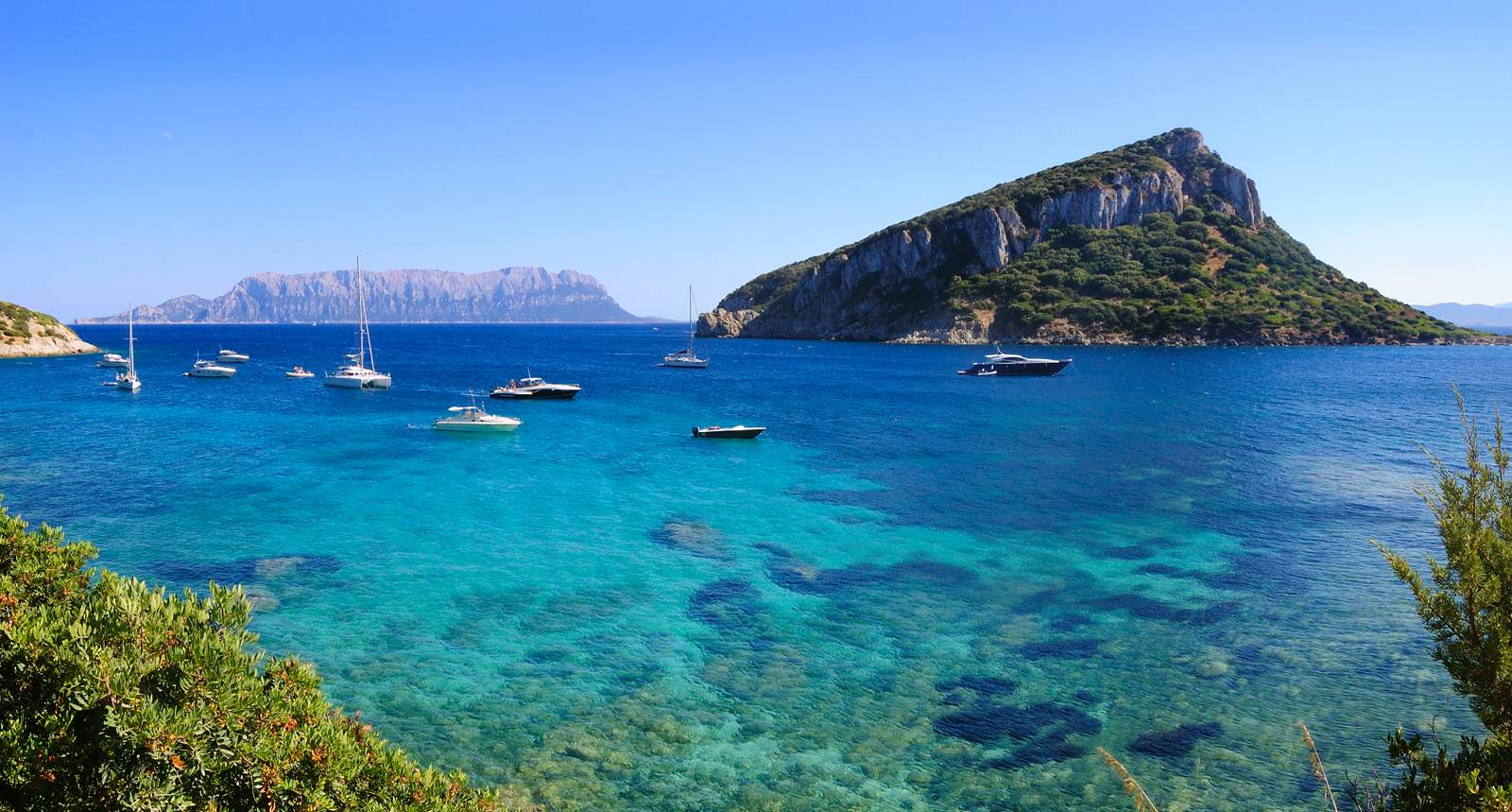 Vista sul Golfo Aranci e isola di Figarolo in Sardegna - Olbia