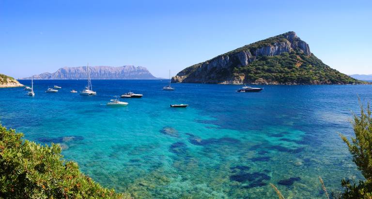 Vista sul Golfo Aranci e isola di Figarolo in Sardegna - Olbia