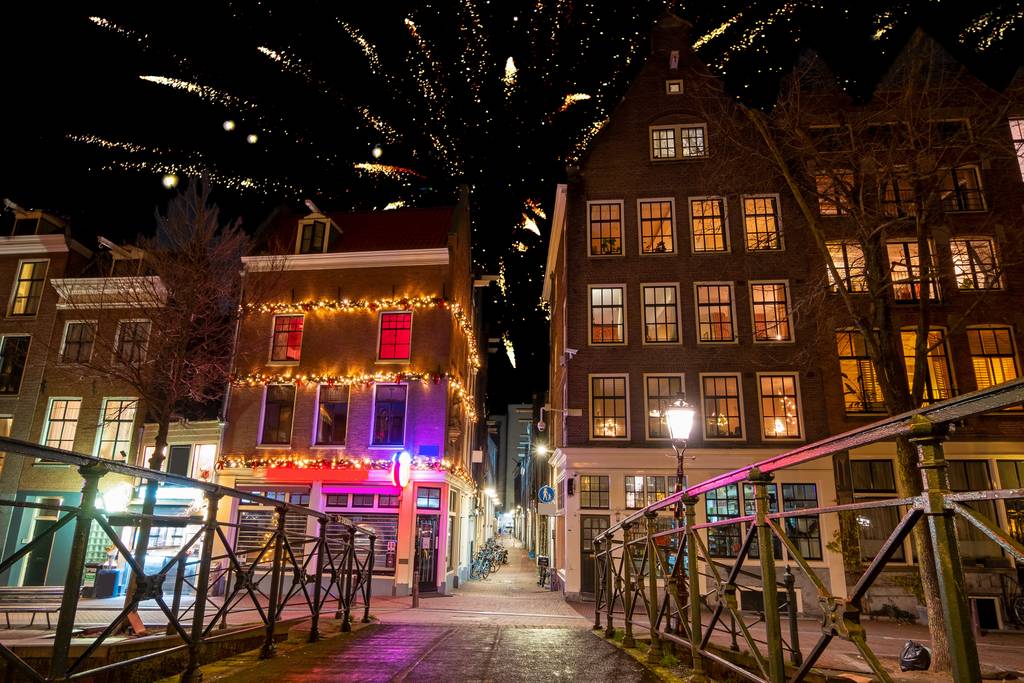 Fuegos artificiales en los canales de Ámsterdam