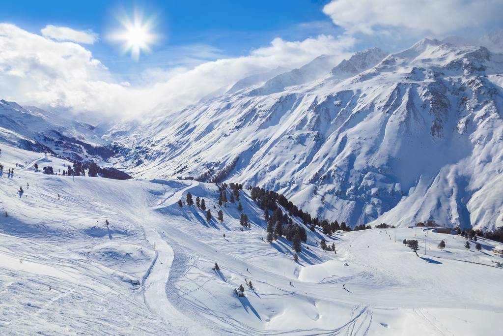 Verschneite Berglandschaft mit Blick auf Skipiste im Hochgurgl Gebiet.