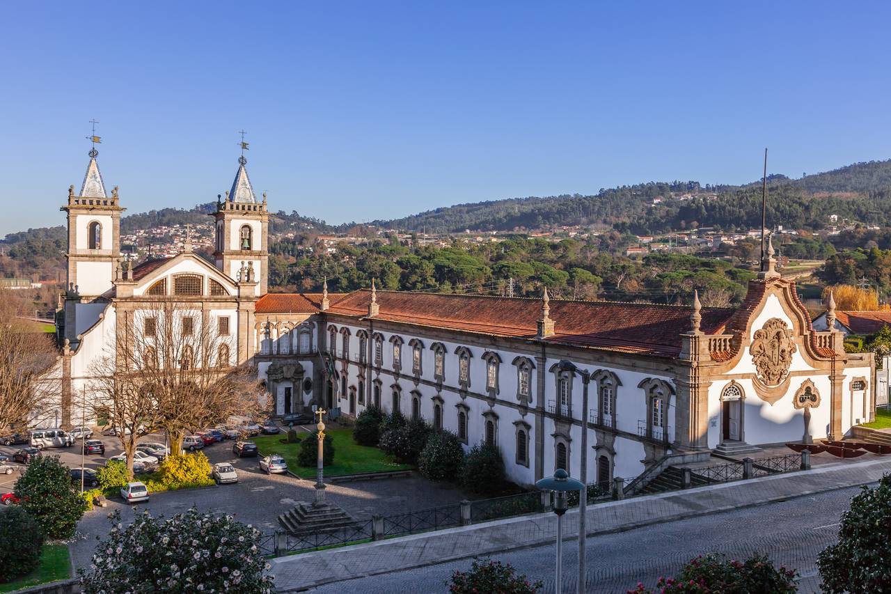 Monasterio de São Bento con montañas de fondo