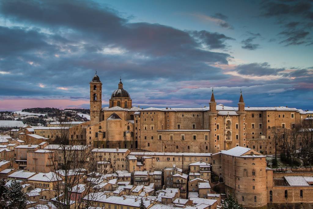 Panorama di urbino in inverno con la neve