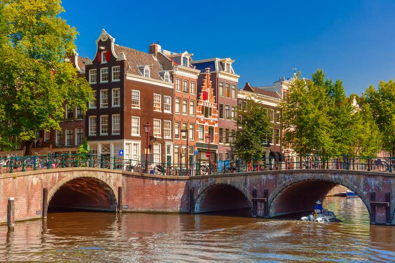 Typische Amsterdamer Häuser, Brücke und Gracht.