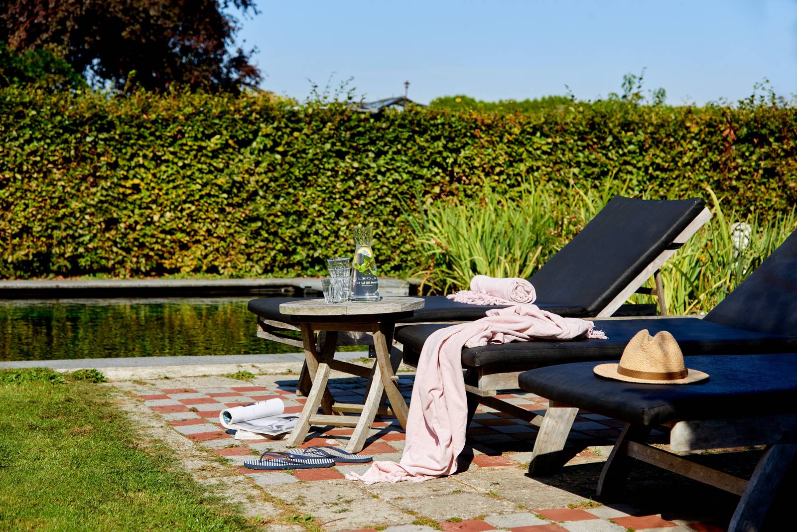 Ligstoelen bij een zwembad in Franse stijl