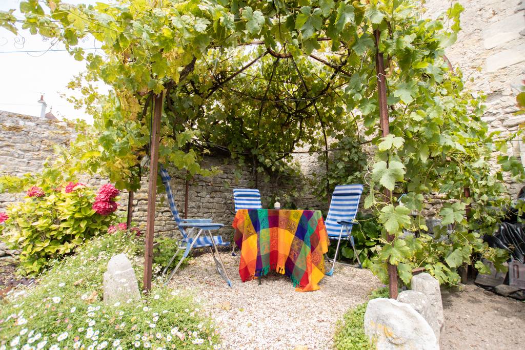 table dans le jardin de Villa Louis et Marguerite
