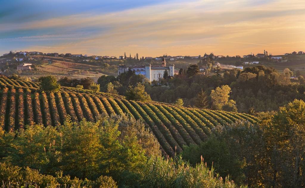 Vista sulle colline del monferrato e sul borgo di Costigliole d'asti