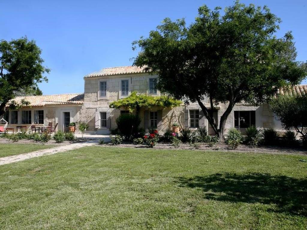 Chambre d'hôtes in Camargue con ampio giardino e casa in pietra