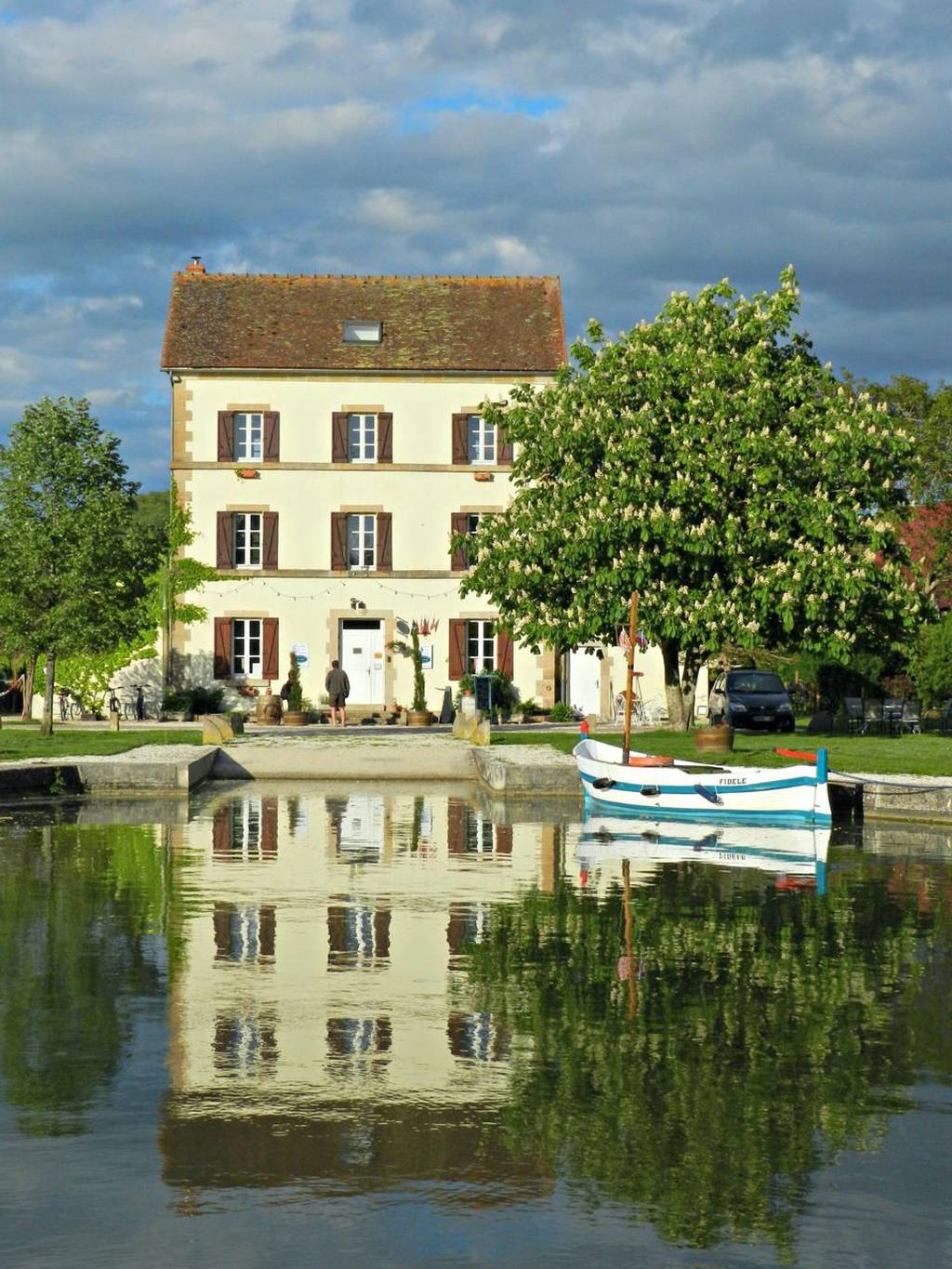 Chambre d'hôtes en Bourgogne au bord du canal avec barque et marronnier en fleurs