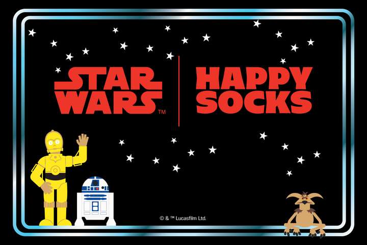 3 Star Wars x Happy-Socken-Geschenkboxen, die aus einer dunklen Umgebung auftauchen, umgeben von weißem Rauch, der mit Neonfarben hervorgehoben wird.