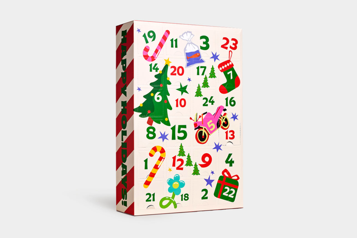  Ein roter Happy-Socks-Adventskalender auf einem grünen Stuhl.