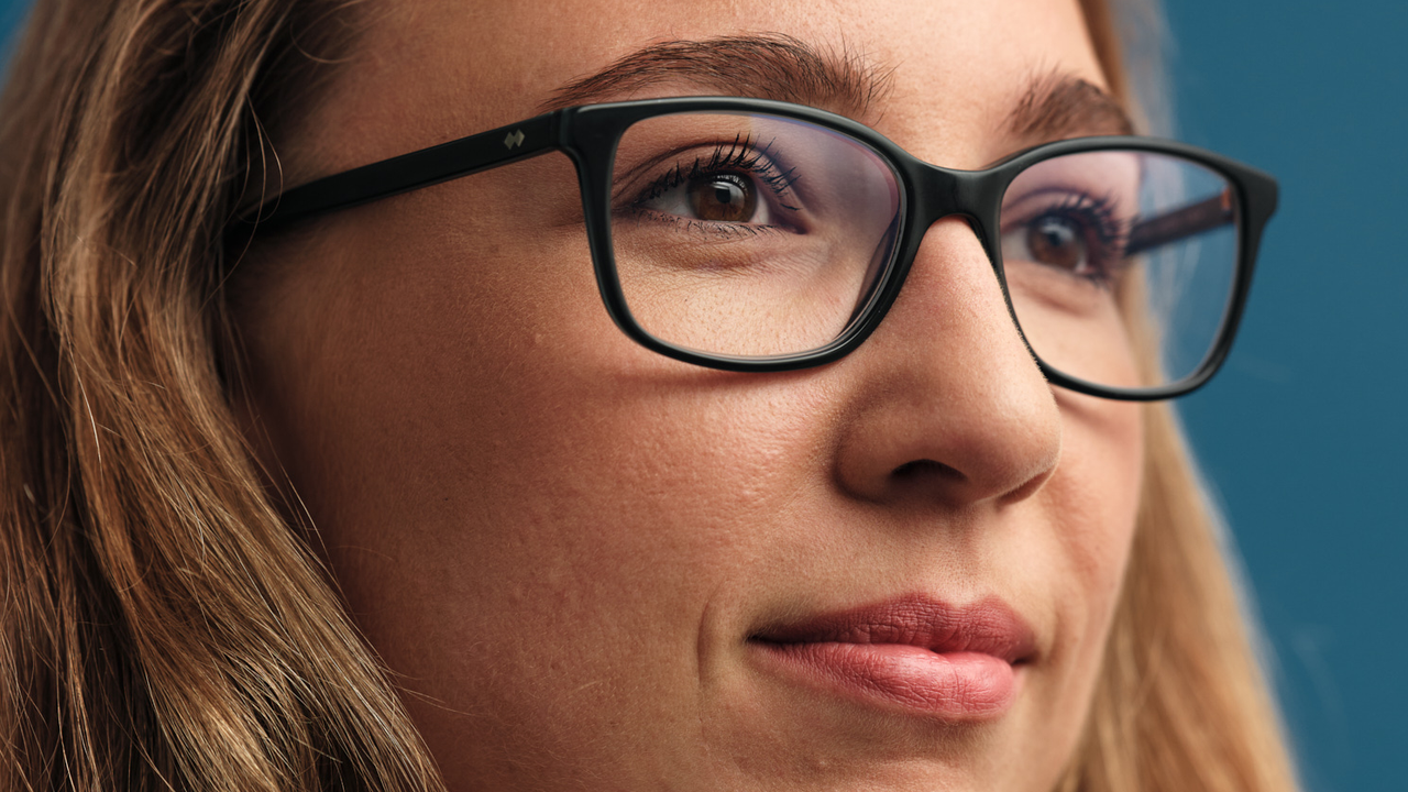 Nahaufnahme von Stefanie Frey auf der sie leicht lächelt und nach rechts blickt. 