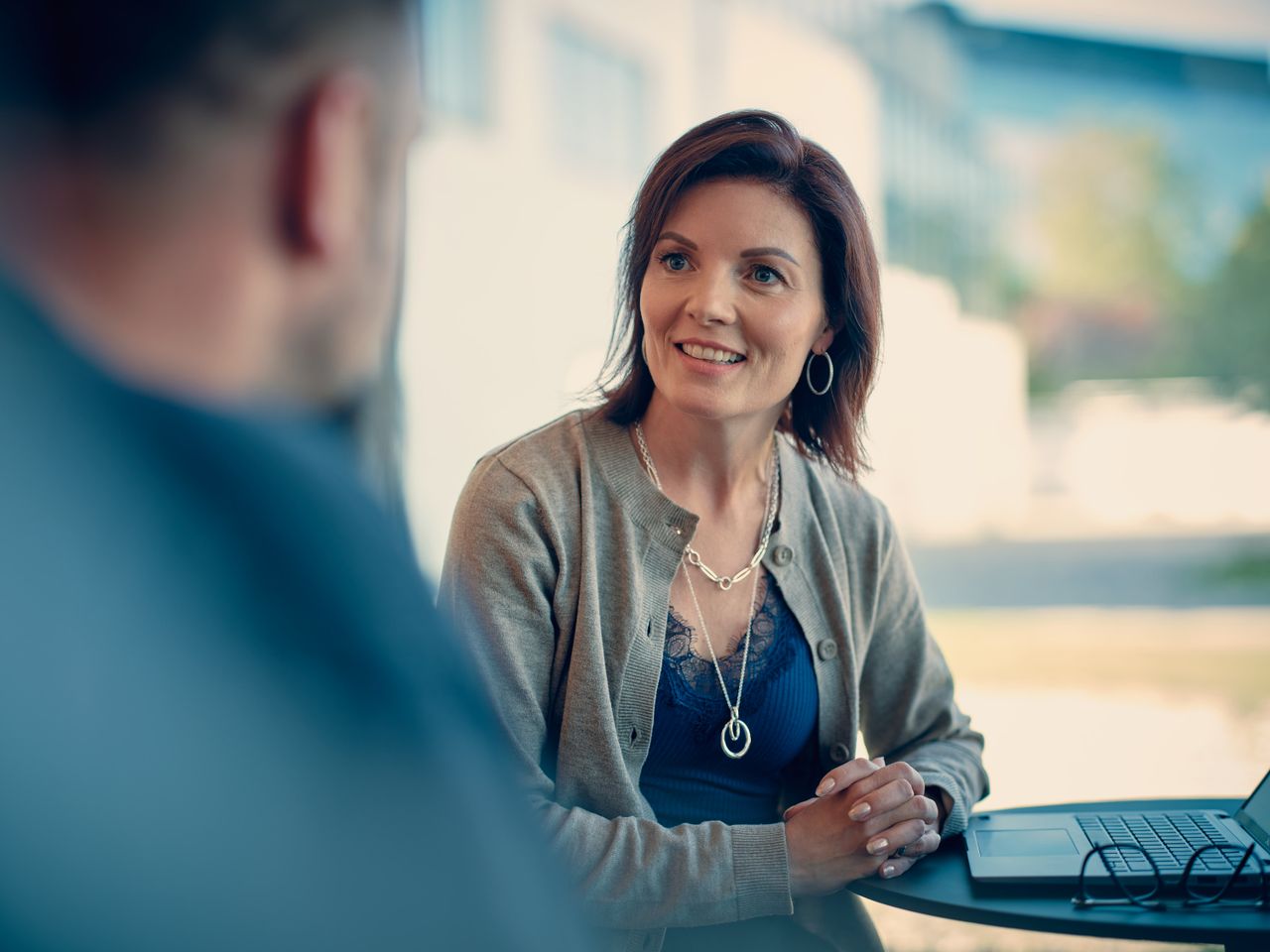 Foto von Silvia Heilemann im Gespräch mit einem Kollegen