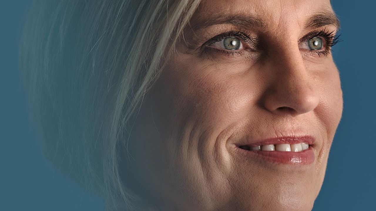 Nahaufnahme des Gesichts von Gerda Brandt auf der sie lächelt und nach rechts blickt.