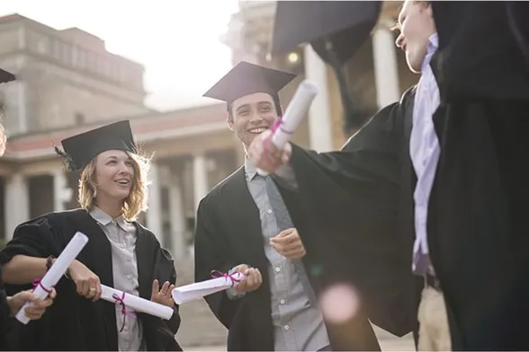 الدراسه في الخارج