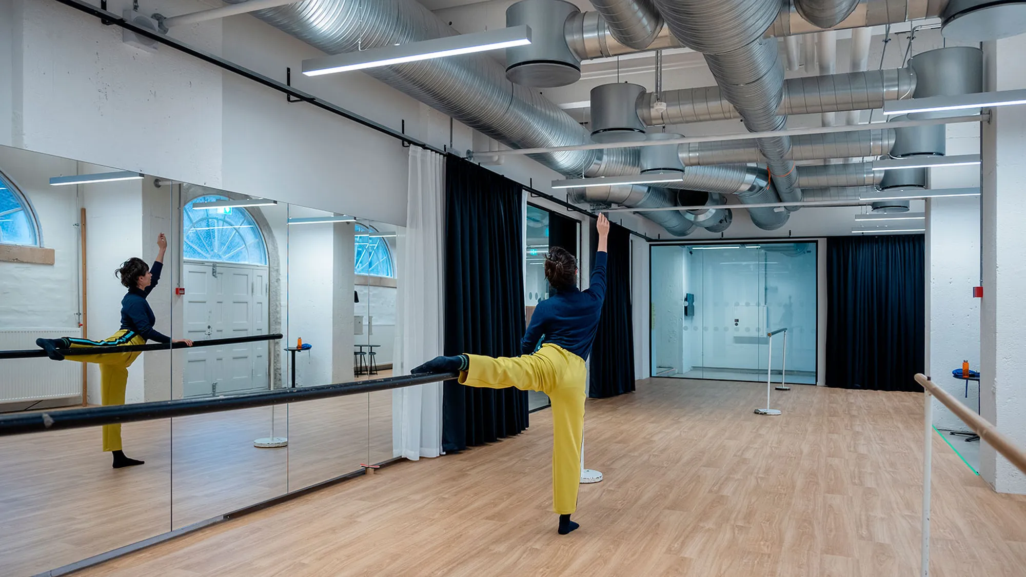 Lydisolerende og brandsikre glasvægge til Dansehallerne i Carlsberg Byen