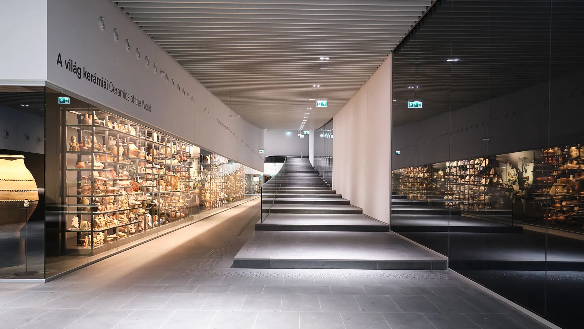 DEKO glasvægge og -døre pryder gangene på nyt museum i Budapest