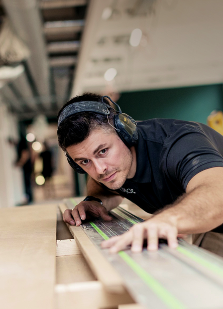 <b>Faster installation on site.</b> The split frame with engineered geometry improves stability and simplifies handling during installation.