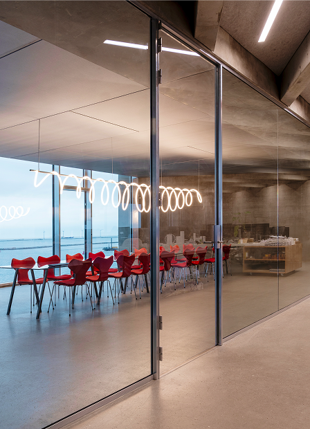 <b>Taller doors now possible.</b> The refined frame design allows door heights up to +500 mm, creating cleaner vertical lines.