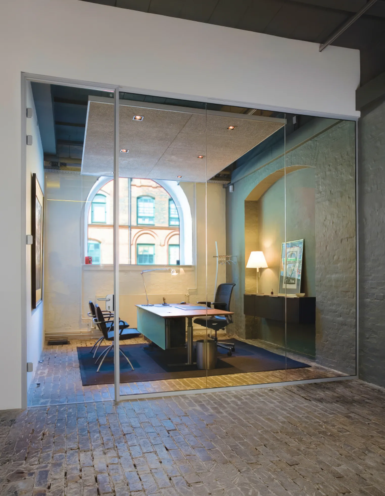 Arbejdsplads med mødelokaler i glas