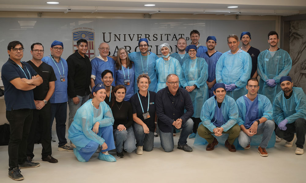 Gruppenbild der Chirurginnen und Chirurgen des Dorsal-Preservation-Kurses in Barcelona 