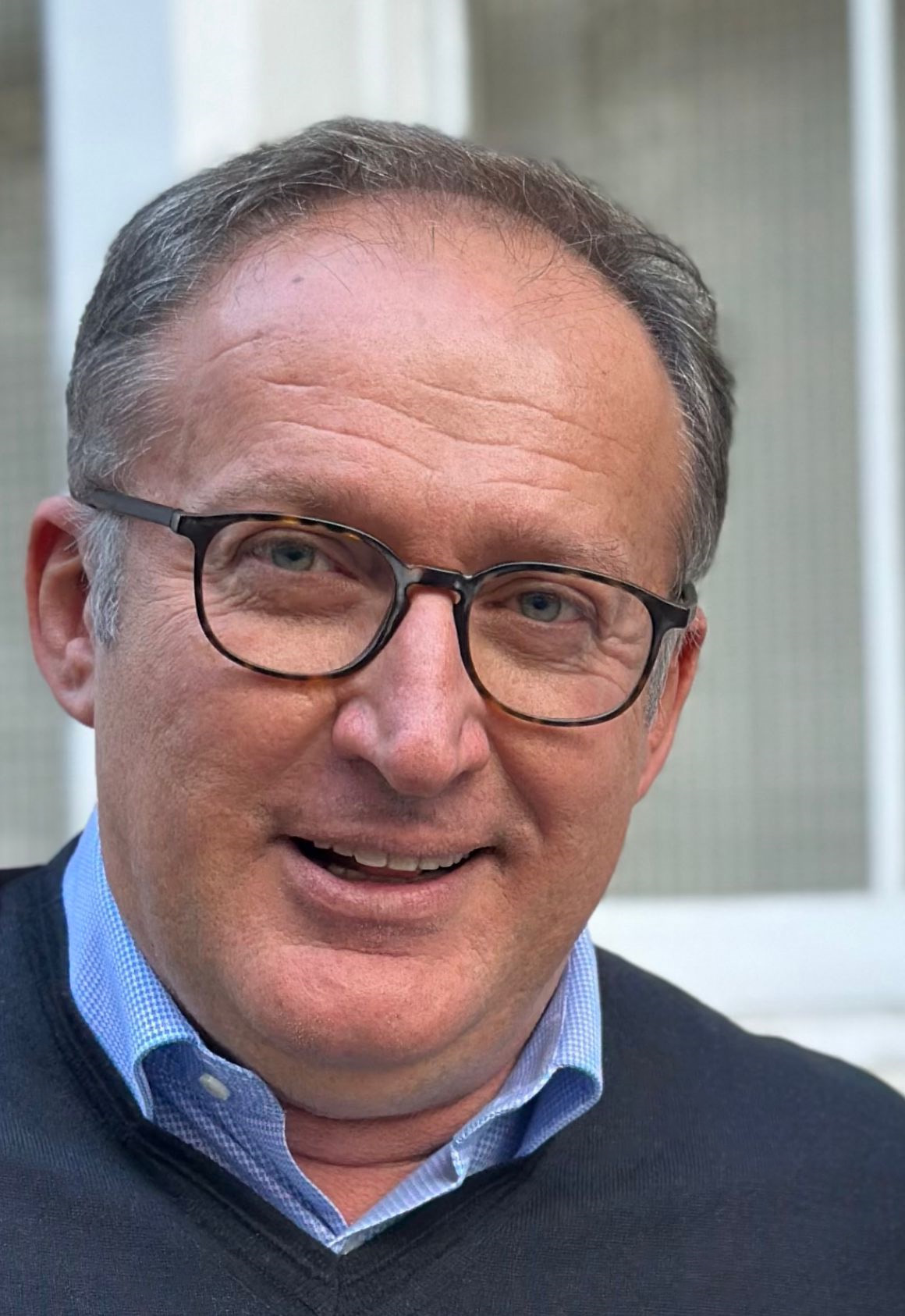 Dr. Milos Kovacevic lächelt in die Kamera.