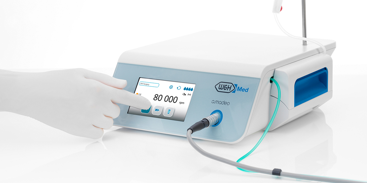 W&H Amadeo-Gerät mit Finger, der das Display aktiviert