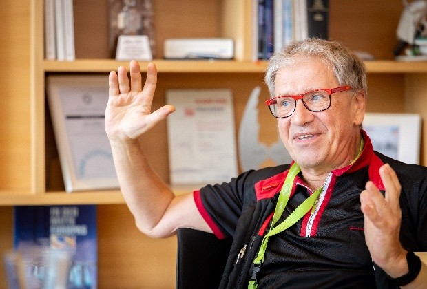 v. Prof. OA Dr. Dr. Angelo Troedhan, expliquant les avantages de la chirurgie piézoélectrique.