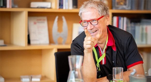 v.Prof.OA Dr.Dr. Angelo Trödhan, lächelt in die Kamera.