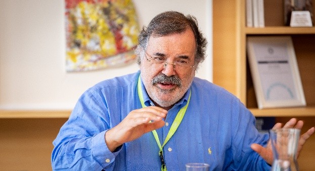 Dr António Matos da Fonseca, explaining somthing towards the camera.