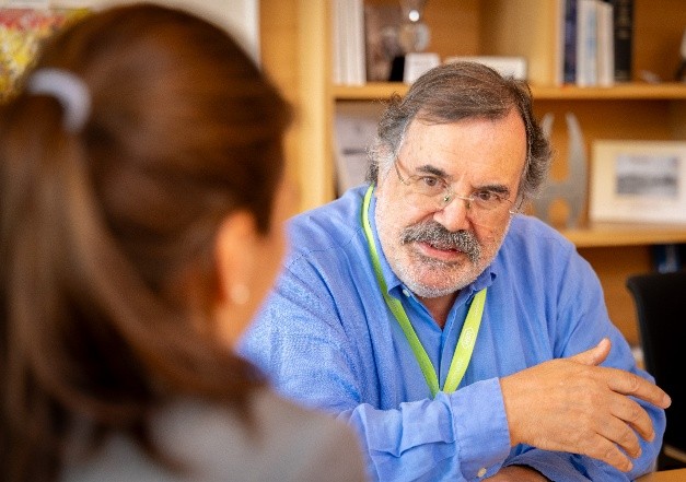 Le Dr António Matos da Fonseca regarde la caméra.